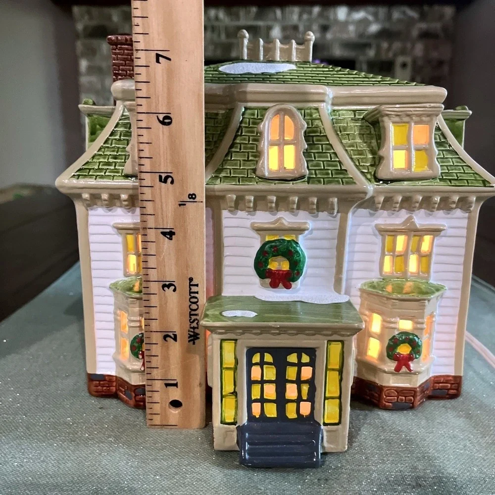 Dept 56 Snow Village MAPLE RIDGE INN #5121-7 w/box & light EUC